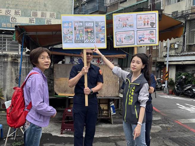 新北市永和新廍里长纪咏心与永福里长陈紫渝共同宣导。（永和警分局提供）
