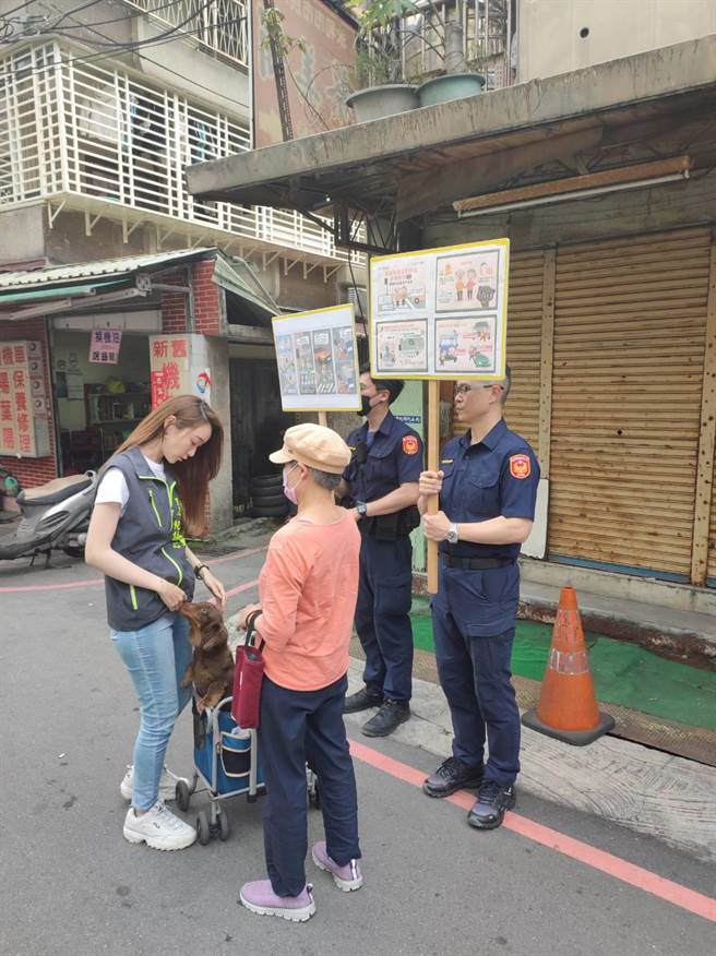 新北市永和警分局与2名里长共同宣导。（永和警分局提供）