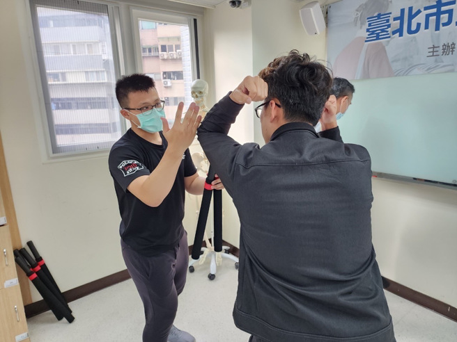 台北市消防局自5月10日至6月28日展开为期6梯次、每梯次2日之危机处理团队（Crisis Intervention Team，简称CIT）训练，更跨域合作邀集警察局及卫生局一同参加。（图／消防局提供）