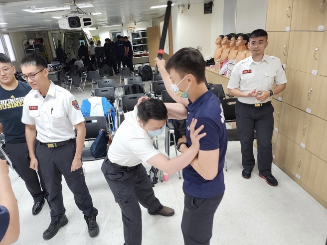 台北市消防局自5月10日至6月28日展开为期6梯次、每梯次2日之危机处理团队（Crisis Intervention Team，简称CIT）训练，更跨域合作邀集警察局及卫生局一同参加。（图／消防局提供）