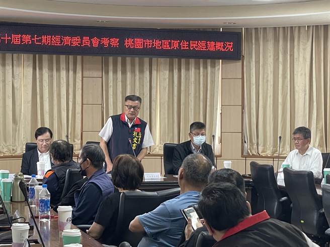 立委孔文吉（左二）邀集相关单位，针对石门水库卡拉社族人3度迁徙盼有合理补偿进行相关讨论。（吕筱蝉摄）