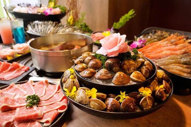 新马辣经典麻辣锅的吃到饱模式加上肉品菜类选择多元，颇受东南亚观光客喜爱，另有7款丰富汤底满足各国人的饮食习惯。（马辣集团提供）