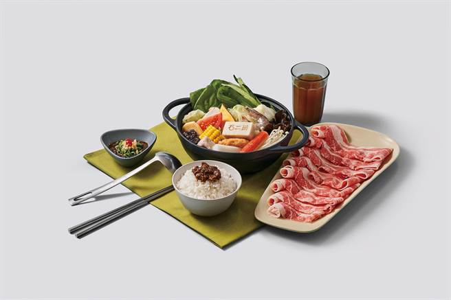 石二锅店内最多日韩客，偏好点选清爽柴鱼风味的石头锅搭雪花牛享用。（石二锅提供）