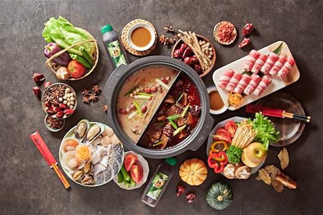 老四川巴蜀麻辣烫发现外国客主要点选招牌的绝选麻辣锅和养生白味锅汤底，不过日本客较怕辣所以需调整辣度。（老四川提供）