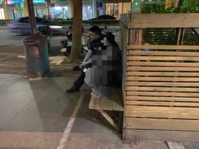 林口分局文林派出所巡逻员警黄政豪、黄诗贻接获通报后立即寻人，终于在晚间8时许于林口区中山路上寻获失踪少女，联繫家属至派出所。（图／警方提供）