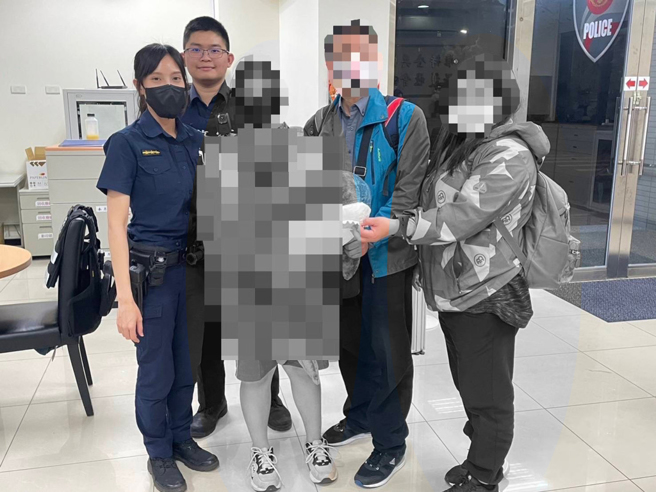 林口分局文林派出所巡逻员警黄政豪、黄诗贻接获通报后立即寻人，终于在晚间8时许于林口区中山路上寻获失踪少女，联繫家属至派出所。（图／警方提供）