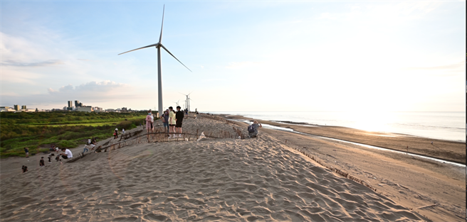 桃园市草漯沙丘南北绵延8.1公里，高度最高达21公尺，面积284公顷，为目前台湾沿岸保持最完整、最宽广的自然沙丘。（桃园市海管处提供／蔡明亘桃园传真）