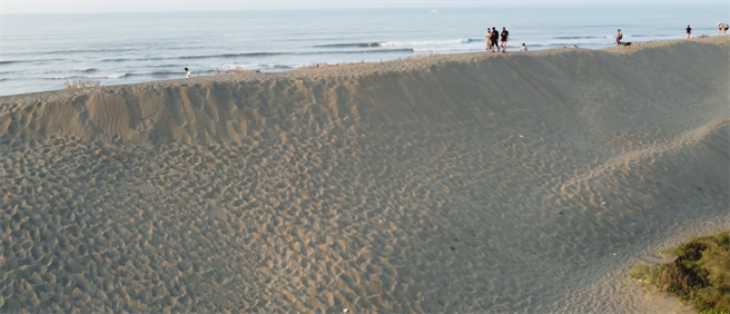 桃园市草漯沙丘拥有独特景色，又被称为「台版撒哈拉沙漠」，是许多民眾拍美照热点。（桃园市海管处提供／蔡明亘桃园传真）