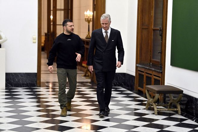 2023年2月9日，乌克兰总统泽伦斯基和比利时国王菲利普在布鲁塞尔皇宫举行外交会议前合影资料照。（路透社）