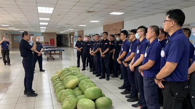 彰化县警局给予机动应变队成员每人一颗花莲大西瓜。（警方提供／孙英哲彰化传真）