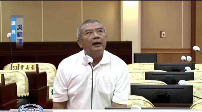 彰化县议员吴锦潭今天在县政质询中，肯定彰化县警局在大甲妈祖遶境维安勤务的表现。（翻摄彰化县议会直播／孙英哲彰化传真）  