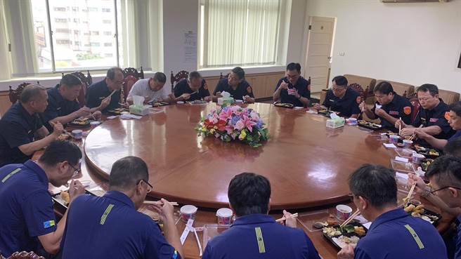 彰化县警局高层宴请机动应变队成员，勉励该队在大甲妈祖遶境维安勤务的杰出表现。（警方提供／孙英哲彰化传真）