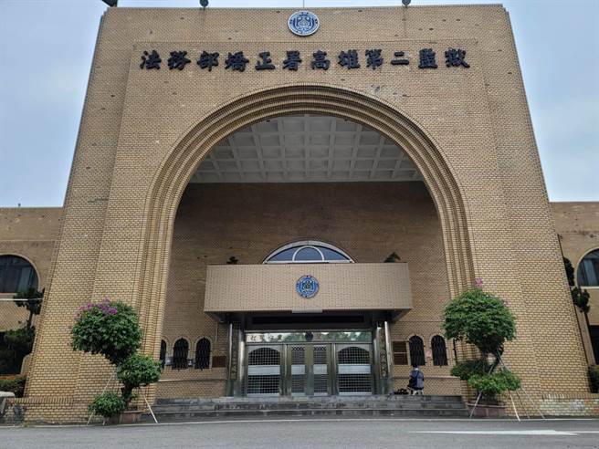 前高雄市議員陳致中於下午4時20分搭乘高雄地檢署警備車抵達高雄二監報到入監，陳心情平靜，也依正常作業程序，分配至一般新收舍房。（林雅惠攝）