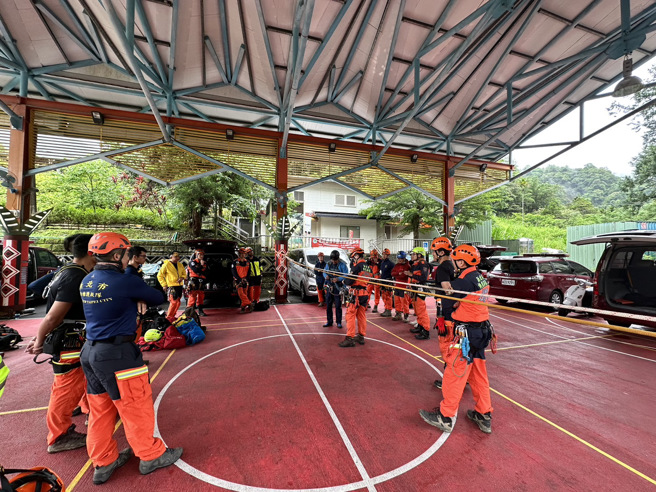 新北市内丰富的自然环境和公共设施成为了本次的天然训练场，从高楼建筑物、桥梁、多变的山域及地下设施等场域模拟救援任务，让学员在实战情境中熟练个人须掌握绳索技巧和操作方法及作战小组的分工与团队合作，进而提升救援效率。（图／消防局提供）
