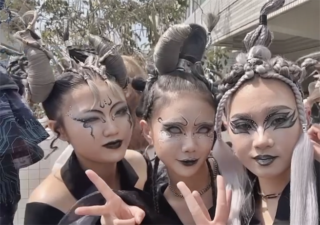 學生謝湘荃（中）緊鑼密鼓準備參賽作品之際，同時擔任學姊畢展模特兒，一舉奪得2金牌。（弘光科大提供）