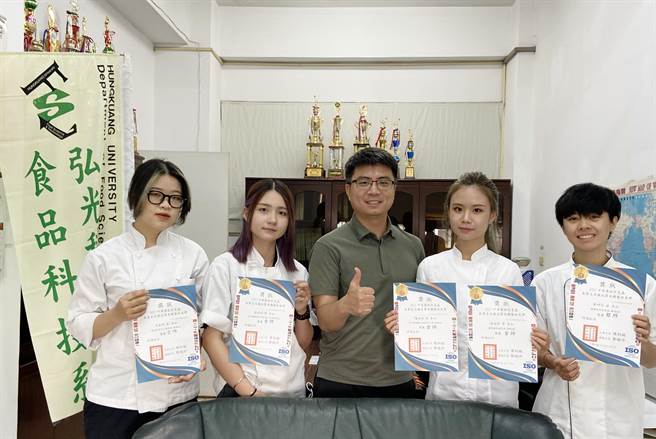 弘光科大食品科技系4位學生參加「2023中華奧林匹克盃美業交流競賽暨美饌藝術美學競賽」，獲得4金牌1面銀牌佳績。 (陳淑娥攝)