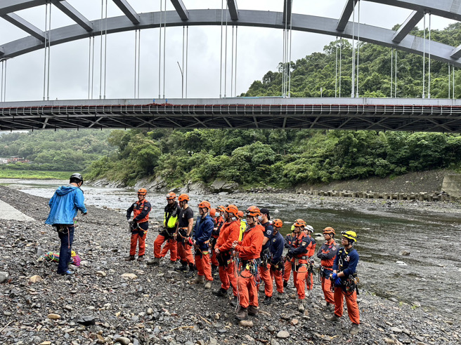 新北市内丰富的自然环境和公共设施成为了本次的天然训练场，从高楼建筑物、桥梁、多变的山域及地下设施等场域模拟救援任务，让学员在实战情境中熟练个人须掌握绳索技巧和操作方法及作战小组的分工与团队合作，进而提升救援效率。（图／消防局提供）
