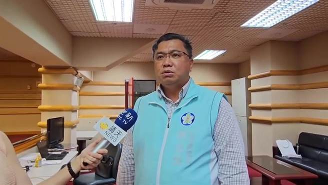 嘉义市教育处长林立生说明嘉义市政府办理乐器统一採购案。（廖素慧摄）