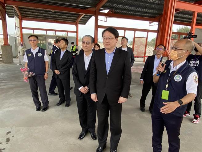 内政部长林右昌(前右二)今日下午至金门水头码头视察小三通业务，对于各项业务执行情形表示非常满意。(于家麒摄)