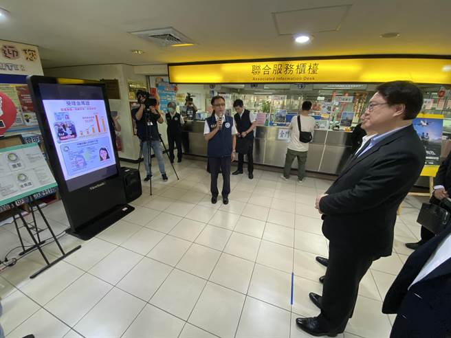 内政部长林右昌(右)听取移民署业务简报，期许相关单位通力合作，提供给国人最好的服务。(于家麒摄)