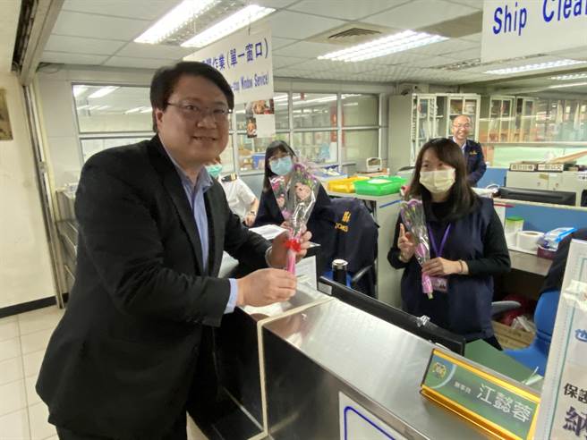 内政部长林右昌(左)趁母亲节前夕献上移民署人员每人一朵康乃馨，预祝母亲节快乐！(于家麒摄)