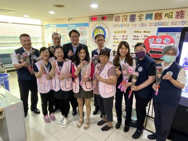 内政部长林右昌(二排左三)趁母亲节前夕献上移民署人员每人一朵康乃馨，预祝母亲节快乐！(于家麒摄)