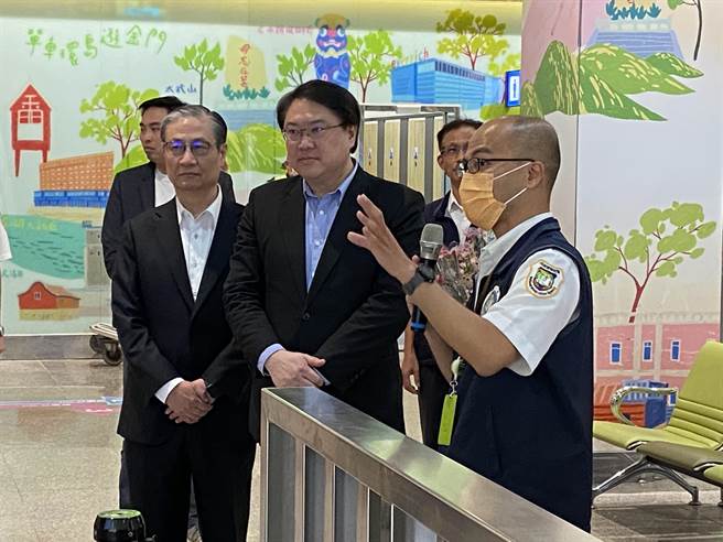 林右昌(中)实地走访入出境旅客通关动线，并听取移民署报告相关勤务规划。(于家麒摄)