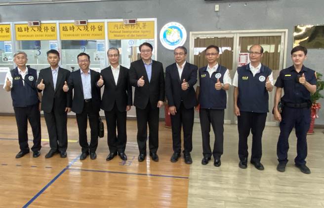 林右昌(中)慰勉移民署人员掌管「国境大门」执勤之辛劳，与同仁合影留念。(于家麒摄)