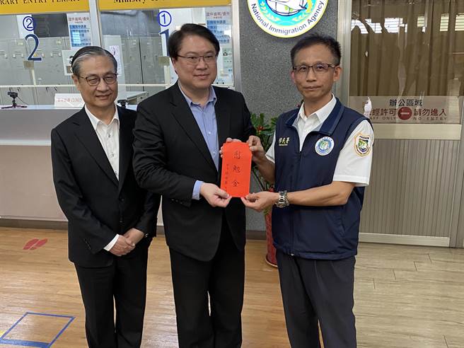 林右昌(中)慰勉移民署人员执勤之辛劳，致赠慰勉金以表感谢之意。(于家麒摄)