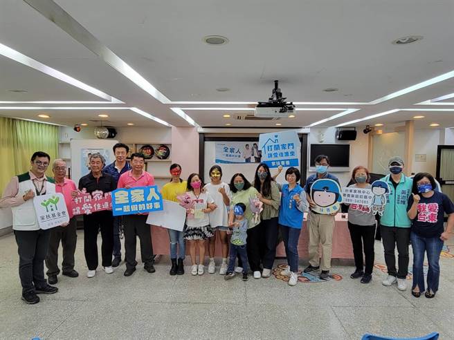 台東家扶中心邀請寄養家庭媽媽分享經歷，也歡迎民眾投入寄養服務。（蔡旻妤攝）