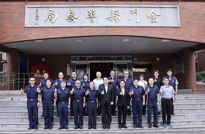 内政部长林右昌(一排右五)今日下午视察金门县警察局警政业务，要求加强打诈与扫黑力道以安民心。(图／金门县警局提供)