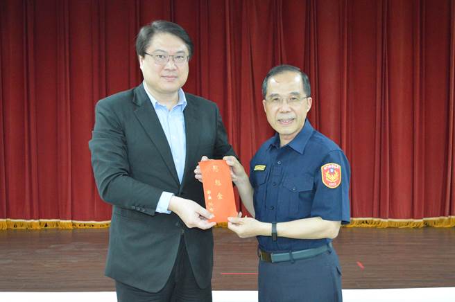 林右昌(左)也特别颁发团体奖励金，以慰勉金门警察人员执勤之辛劳。(图／金门县警局提供)