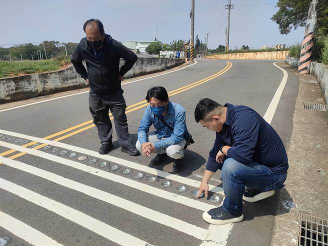 台中市大肚区瑞井国小衔接华山路之联络道日前被民眾发现路间竟平行画设了6条白线并铺上2排反光猫眼，台中市议员曾威（右）邀集相关单位会勘。（潘虹恩摄）