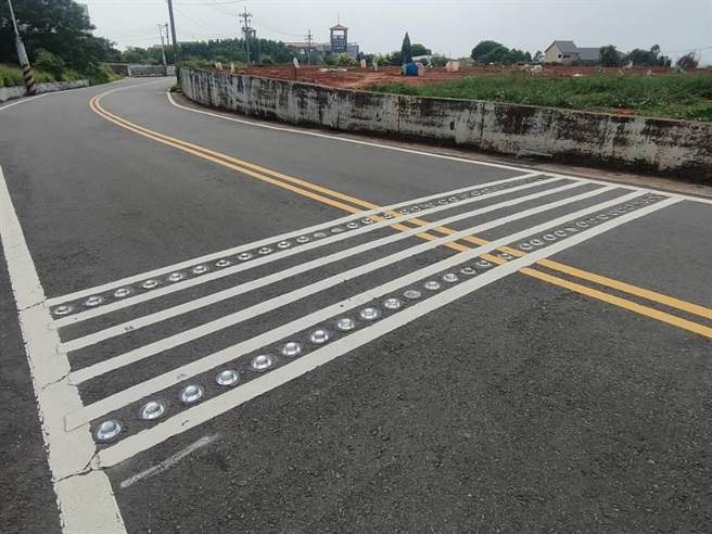 台中市大肚区瑞井国小衔接华山路之联络道日前被民眾发现路间竟平行画设了6条白线并铺上2排反光猫眼，遭民眾po网引发热议。（潘虹恩摄）