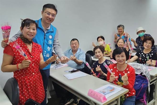 張智倫邀請民眾參加「母親節感恩之夜」。（取自張智倫臉書）