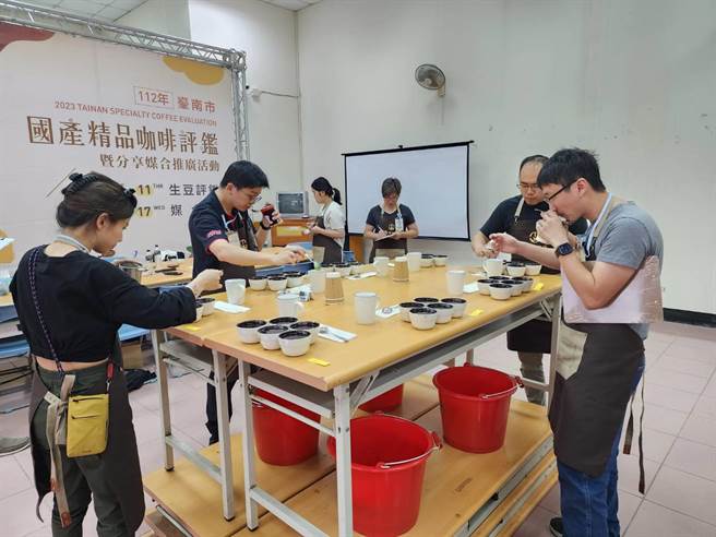 台南市农业局与东山区农会联手举办台南市精品咖啡评鑑会，11日公布前10名，图为评鑑过程。（台南市农业局提供／程炳璋台南传真）