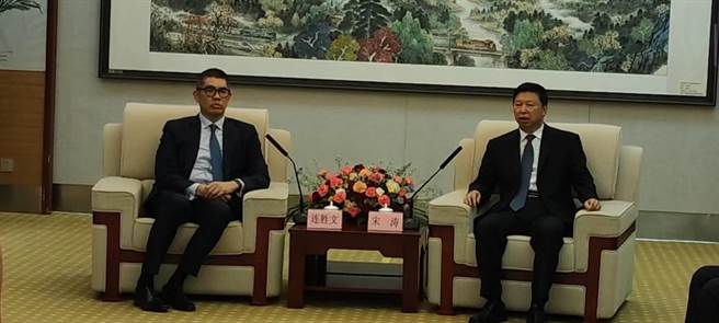 国民党副主席连胜文(左)姐弟一行人今抵达西安祭祖，国台办主任宋涛(右)今天傍晚赶赴西安会见，并设晚宴接待。(连战办公室提供照片)