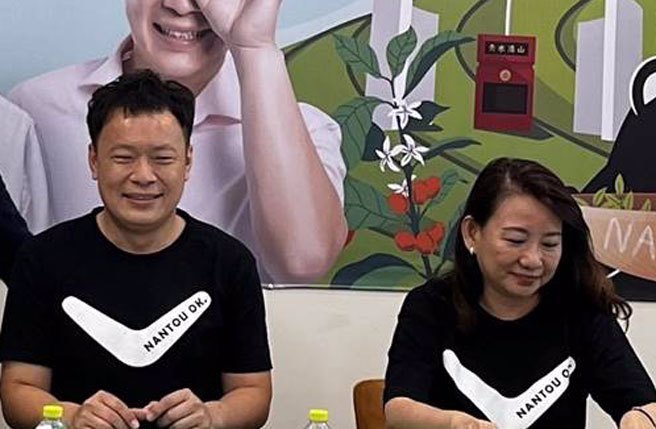 南投县第1选区立委参选人蔡铭轩在立委罗美玲陪同下，发表竞选小物筹募竞选经费。（杨静茹摄）