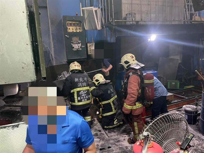 消防队员获报到场时，火势已由厂区员工持灭火器扑灭。（消防局提供）