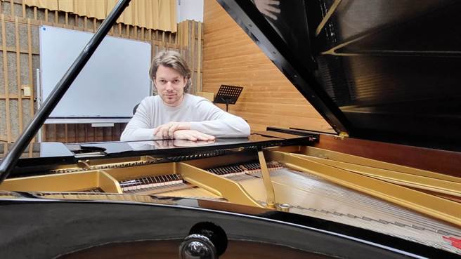 法國鋼琴名家大衛．弗萊首次來台，在台北、高雄演奏巴哈的《郭德堡變奏曲》。今日上午他也到北藝大音樂系舉辦大師班。（李欣恬攝）