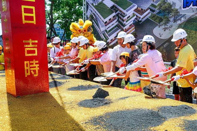 宜蘭縣第二行政中心工程延宕，今天縣議員質詢時指工程經費還暴增，圖為第二行政中心開工時畫面。（本報資料照片）