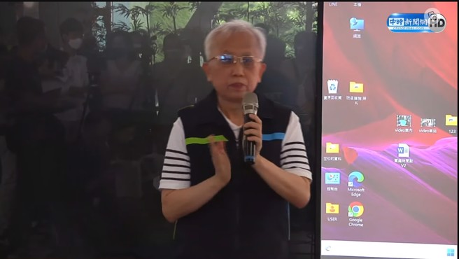 兴富发建案塔吊吊臂砸进中捷丰乐公园站旁轨道造成1死10伤，中捷公司公布事发当时影像，代理董事长林良泰当下表示，请大家为中捷团队「鼓鼓掌、拍拍手」引发网友挞伐。(影片翻拍)