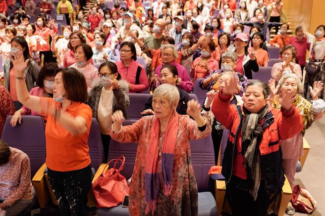 新北市社会局与扬生慈善基金会共同举办熟龄族的心灵飨宴「春聚」，吸引800多位长者参加。（新北市社会局提供）