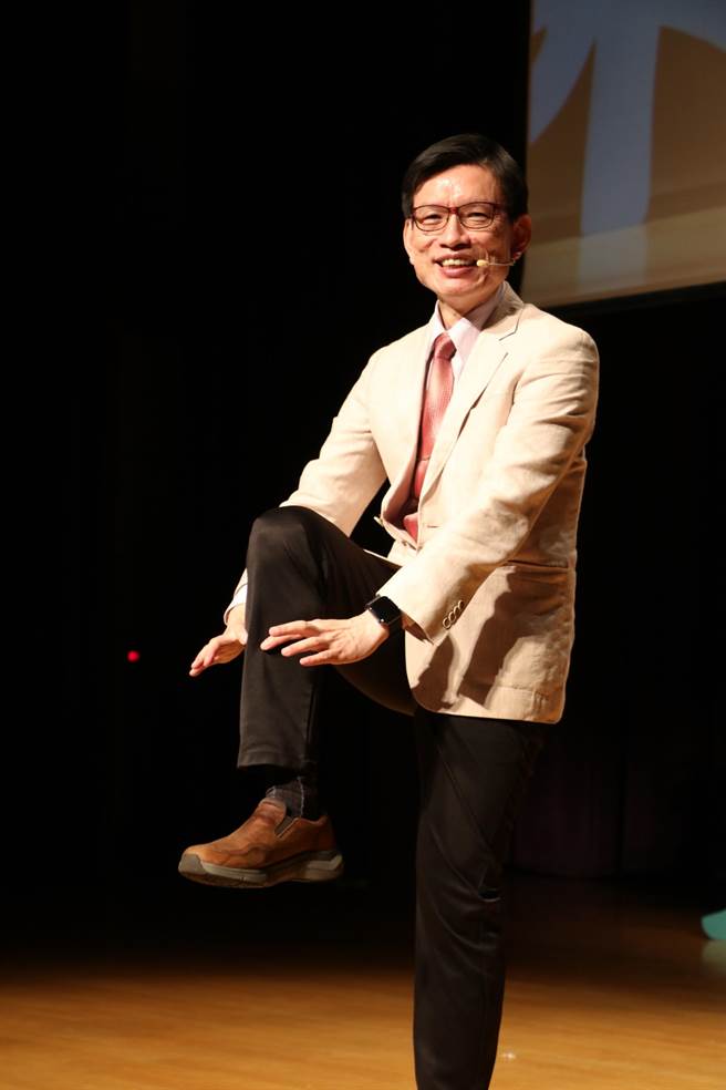 双和医院副院长刘灿宏医师示范是否肌少症的自我测量，利用双手在小腿最胖部份环扣。（新北市社会局提供）