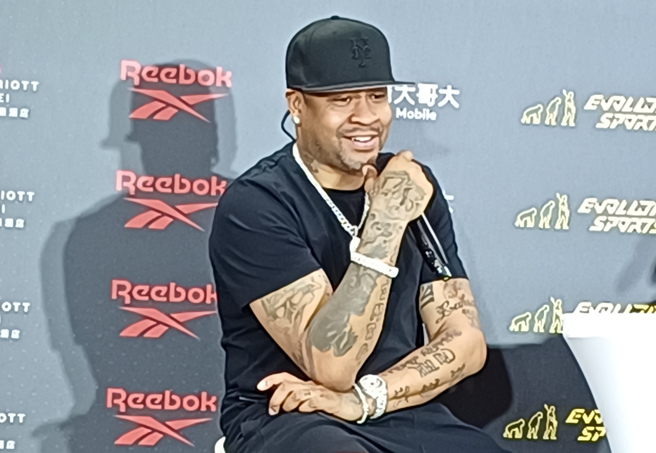 艾佛森心情不错，对于提问认真回答。（陈筱琳摄）