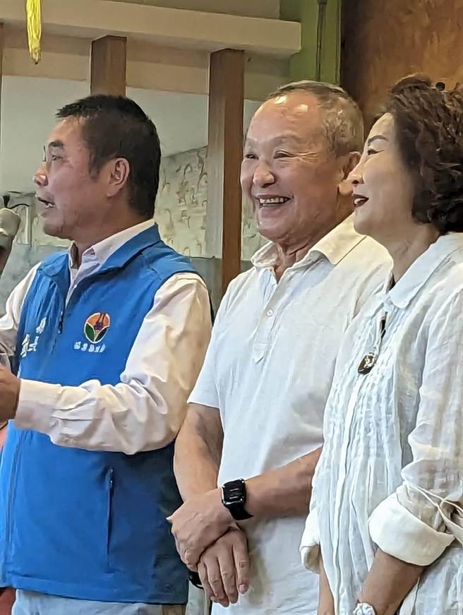 苗栗县前县长徐耀昌国民党初选提名，11日下午在头份市举办造势，苗栗县长锺东锦与徐耀昌感谢乡亲支持。（徐功凡提供／谢明俊苗栗传真）