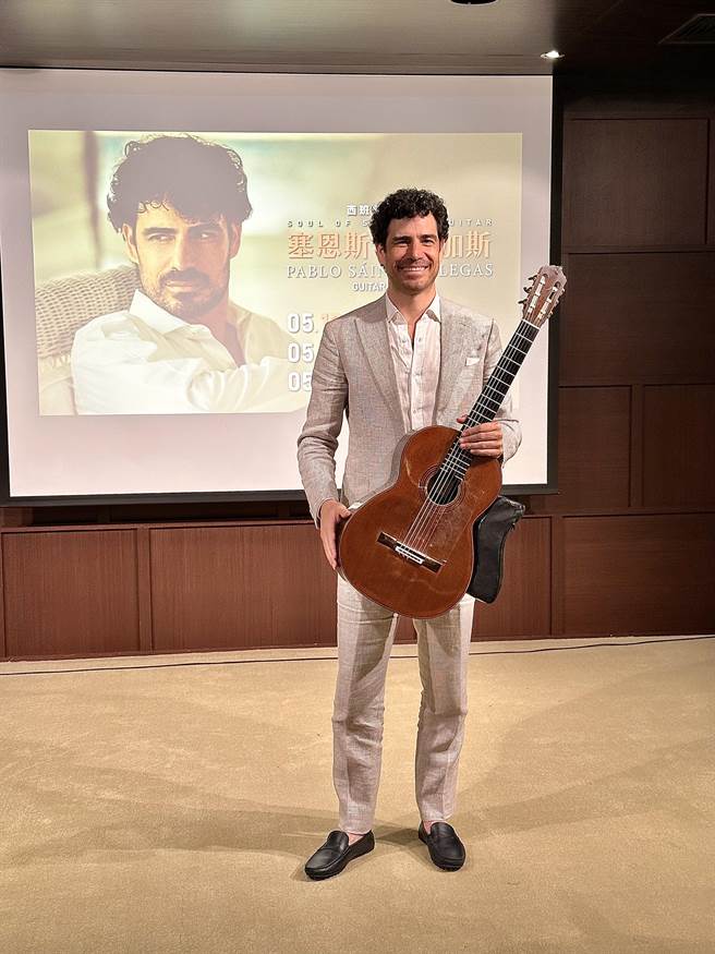 西班牙吉他大师帕博罗．塞恩斯-维耶加斯自2016年开始，发起「音乐无国界计画」，在美国墨西哥与圣地牙哥交界地区，为贫穷孩童们说故事、弹吉他，分享音乐的美好，他表示，因为如此，他成为一名说故事的人。（新象艺术提供）