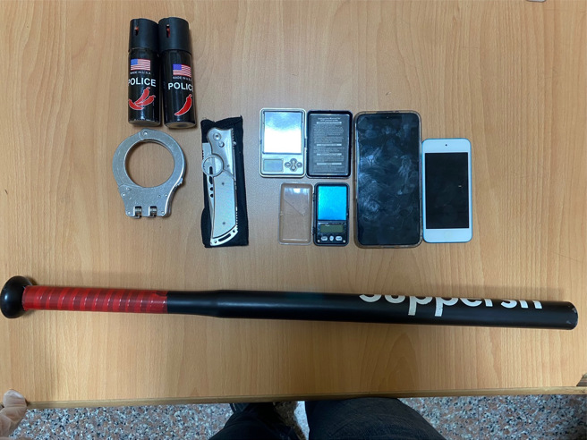 警方于曾嫌所驾驶车上当场起获海洛因2包（毛重2.4公克）安非他命1包（毛重0.9公克）、鼠尾草1包（毛重274公克）分装袋、磅秤及棍棒1支、辣椒水1瓶等违禁物。（图／警方提供）