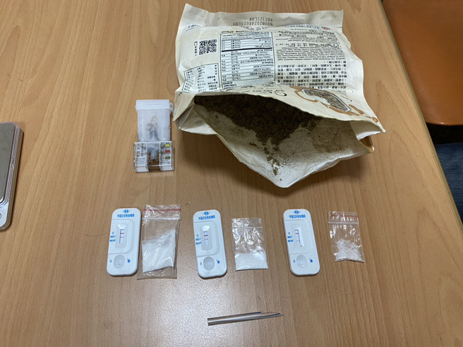 警方于曾嫌所驾驶车上当场起获海洛因2包（毛重2.4公克）安非他命1包（毛重0.9公克）、鼠尾草1包（毛重274公克）分装袋、磅秤及棍棒1支、辣椒水1瓶等违禁物。（图／警方提供）