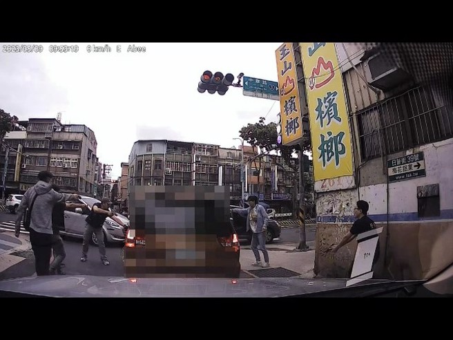 台北市北投分局于5月9日掌握曾嫌作息及落脚处后，随即拂晓出击至土城区一带埋伏，趁曾嫌开车停等红灯之际上前夹击，曾嫌不愿下车并倒车欲衝撞员警车辆，警方立即使用警械，开枪制止，并将曾嫌拉出车外制伏逮捕。（图／翻摄画面）